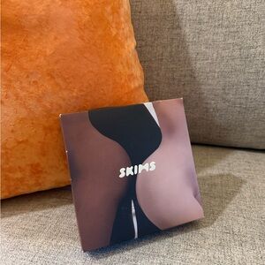 SKIMS Brown Seamless Solutionwear Packaging